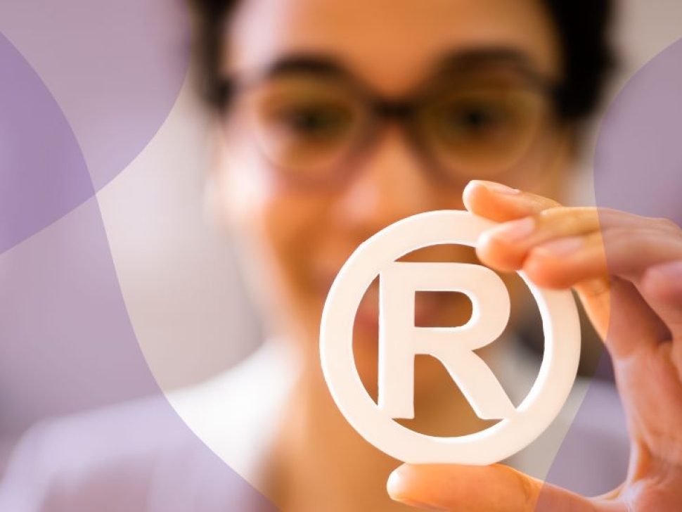 Imagen conceptual de marca registrada con símbolo ® en primer plano