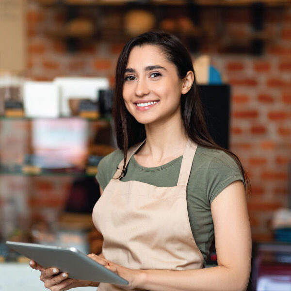 Pequeña empresaria organizada usando tecnología para finanzas y contabilidad.